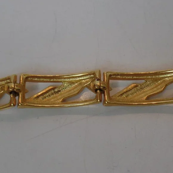 Vintage Monet Bracelet Gold Tone Links Leaf Design Cutouts 7" Fold Over Clasp - Picture 7 of 10